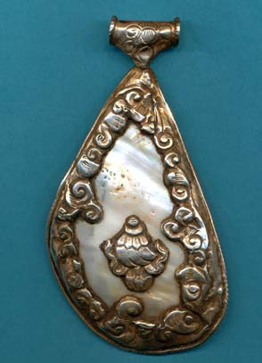 Shell and Silver Pendant Nilofur.JPG